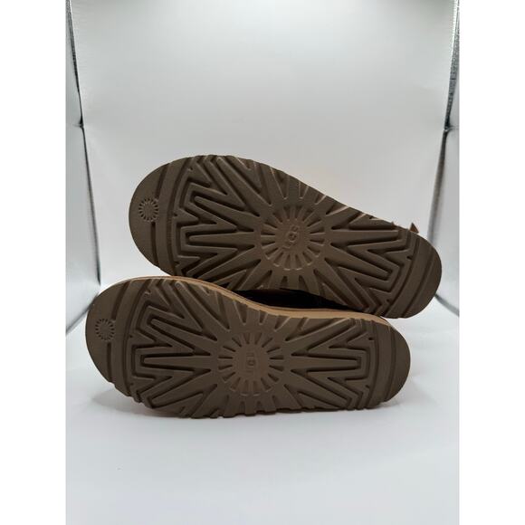 UGG women’s Bailey bow boot size 6 main image 6